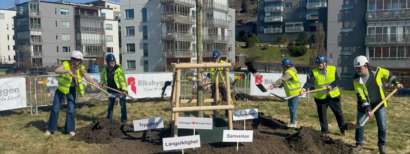 Från vänster: Dzejna Wallin, marknadsområdeschef Storgöteborg, Riksbyggen, Johanna Frelin, vd på Riksbyggen, Mic Möller, B2B-ansvarig, Tomas Angervik, ordf. Byggnadsnämnden, Mölndals Stad. Pressbild: Riksbyggen