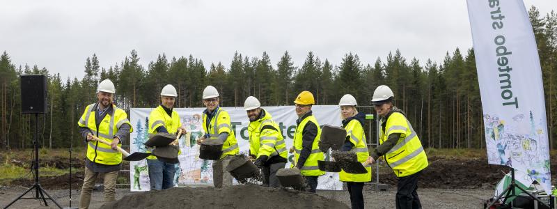 I bild från vänster: Hans Lindberg – Kommunstyrelsens ordförande Petter Lindqvist – projektchef, Skanska Daniel Ödling – avdelningschef, NCC Robert Hansson – vd, Vakin Jan Ridfeldt – vd, Umeå Energi Elin Pietroni, stadsdirektör M Pressbild: Umeå kommun, Fredrik Larsson.