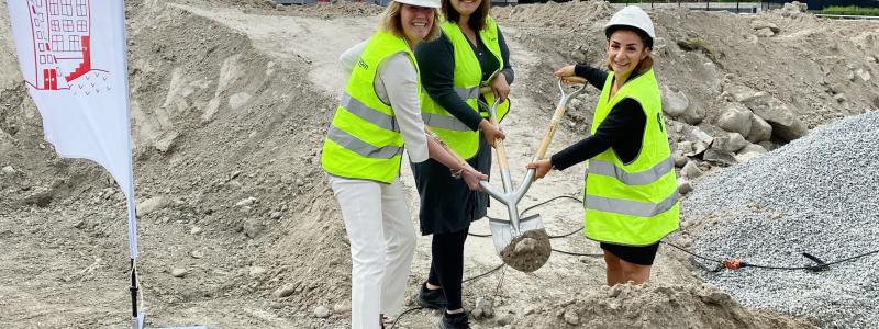 Fr v Johanna Frelin, vd Riksbyggen, Alicia Eriksson-Gardell, köpare i Brf Entrén och Parisa Liljestrand, kommunstyrelsens ordförande (M). Foto: Håkan Andersson
