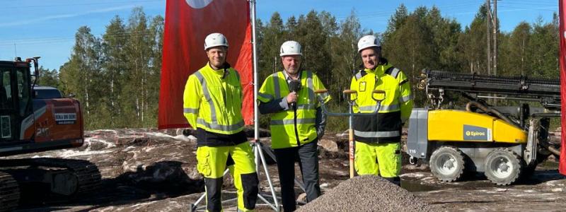 Nu har första spadtaget tagits för E.ONs nya flaggskeppsprojekt inom hållbarhet och innovation i elsystemet. Stationsbyggnaden uppförs i trä för minskat koldioxidavtryck och längre livslängd. All teknik är fri från isoleringsgasen SF6 – 23 500 gånger mer klimatpåverkande än koldioxid – och projektet använder klimatförbättrad betong, koldioxidreducerat stål, regenererad olja och återbrukade komponenter. Spaden hölls av Mats Tullgren, regionnätschef E.ON, Anders Johansson, kommunstyrelsens ordförande i Mönsterås och Jan Hintze, vd Omexom. Foto: Jakob Skarphagen, E.ON