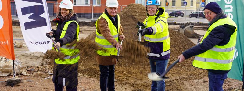 Det första spadtaget genomfördes tillsammans med Hemsö, MVB, Trelleborgs kommun och Forenede Care, som ska driva äldreboendet på Östergatan. Pressbild: Forenede Care