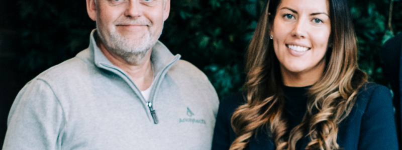 Stefan Fischlein och Sandra Lindström från Anolytech är en av flera aktörer på plats under mässan. I företagets monter presenteras lösningar för säker vattenhantering och information om Legionella. Foto: Anolytech