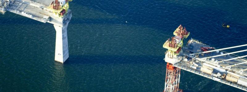 Det sista brobärande elementet flyttades ut och lyftes på plats nyligen. Den nya Storstrømsbron kommer att bli Danmarks tredje största bro efter Öresundsbron och bron över Stora Bält. Foto: Vejdirektoratet