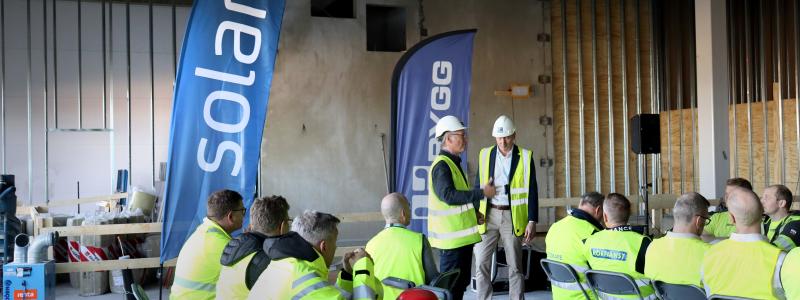 Nu är väggar och tak på plats på Solar Sveriges nya logistikcenter i Kumla. Foto: Solar