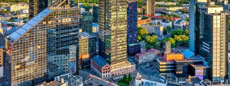 Byggkranarna fortsätter att dominera delar av stadens centrum. Flera nya höghusprojekt planeras eller byggs redan i Tallinn, där efterfrågan på moderna kontor och exklusiva bostäder fortsatt är hög trots osäkerhet i Europas ekonomi. Foto: Screendumb, Symbolbild. Tallinn Trade Centre