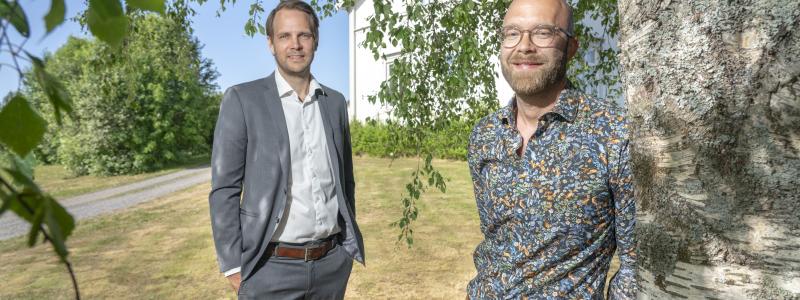 På marken på Teg: Lars Lundgren marknadsområdeschef Riksbyggen Bostad i Norr och Jonas Broady, affärsutvecklare på Riksbyggen. Foto: Johan Gunseus