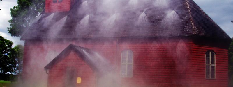 Den omistliga medeltida träkyrkan i Älgarås skyddas av vattendimman både internt och externt. Bild: Ultra Fog.