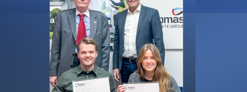 Nyexaminerade civilingenjörerna Johan Lindquist och Anna Stigenberg fick ta emot stipendium av Familjen Thomas Forskningsstiftelse. Övre raden från vänster Finn Johnsson, styrelseordförande i Familjen Thomas Forskningsstiftelse och till höger Hans Karlander, VD Thomas Concrete Group. Foto: Thomas Concrete Group
