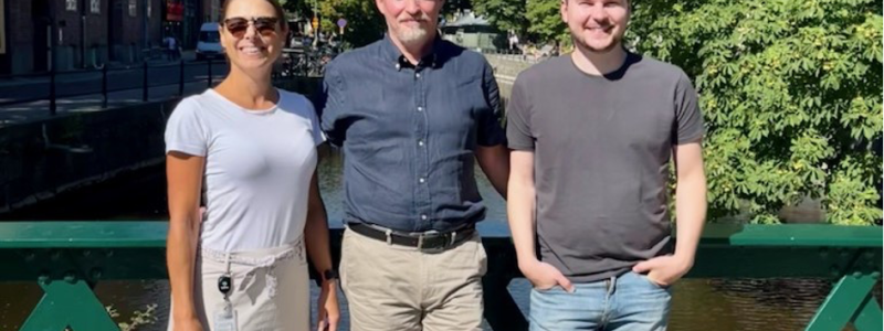 Titti Öhrstedt tillsammans med Per-Erik Knapp, vd, och Gustav Litsfeldt. Foto: Structor.