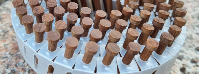 45 000 spikar av trä i stället för stål – i Karlshammar testar E.ON hur även små materialval kan minska klimatavtrycket i framtidens elnät. Foto: Gerd Karlsson, Omexon