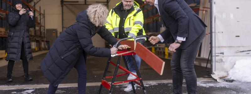 Nu är Byggåterbruket Umeå officiellt invigt av kommunalrådet Janet Ågren, S och Christoffer Jonsson, ABC Umeå assisterade av Ola Lundgren, enhetschef för Arena för prävning/Returbutiken i Umeå. Foto: Fredrik Larsson