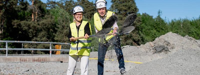 Uppsala Vattens tf. vd Ida Hellrup och styrelseordförande Rickard Malmström tar första spadtaget för vätgastankstationen. Foto: Uppsala Vatten