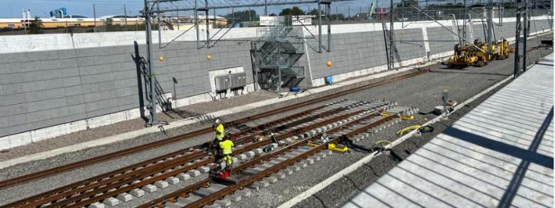 Dubbelspår läggs i norra tråget bredvid plattformen. Foto: Foto: Implenia Sverige AB