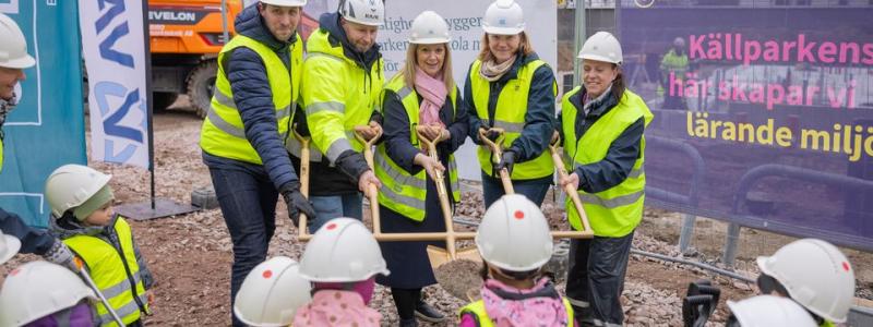 Skolfastigheter och byggentreprenören Vaner AB fick god hjälp vid spadtaget av Källparkens förskoleverksamhet och utbildningsnämndens ordförande Eva Christiernin (S), (foto: Lilla Produktionsbolaget).
