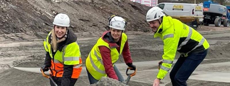 Ann-Christine Sommer, projektledare Västtrafik, Emma Johansson, projektledare Intea och Christer Larsson, regionschef Serneke tog första spadtaget vid Falköpings depå. Foto: Intea