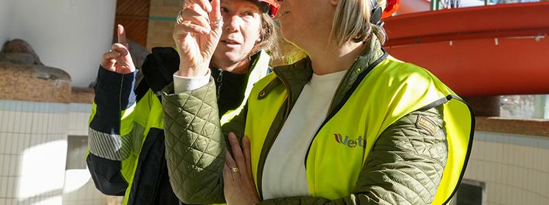 Vattenpalatset Anna-Carin och Emma liten.  Pressbild: Lerums kommun