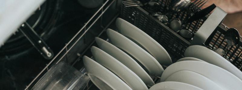 Nu har Säker Vattens styrelse klubbat Branschregler Säker Vatteninstallation 2026:1. Störst förändringar i regelverket sker i köket, där flest vattenskador sker. Foto: nathan dumlao/unsplash