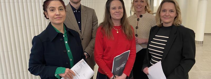 Karin Wiberg Stålbröst, tf chefsjurist och tf förhandlingschef på Plåt & Ventföretagen (i rött), tillsammans med representanter för Ledarna, Unionen och Sveriges Ingenjörer. Pressbild: Plåt & Venföretagen