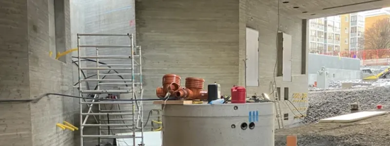 Vid södra entrén mot Vikenområdet syns massorna som nu är på plats. Snart ska den stora trappan gjutas. Foto: Trafikverket