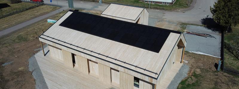 Solcellerna på huset genererar runt 10 000 kWh/år och det betalar tillbaka koldioxidskulden för huset på 10 år. Fotograf: David Elfving