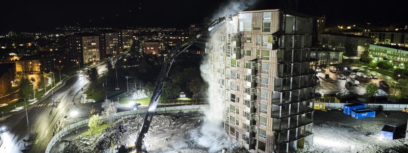 Volvo High Reach i aktion, rivningen av höghusen Snusdosan och Spottkoppen i Kiruna. Foto: Hans Olof Utsi