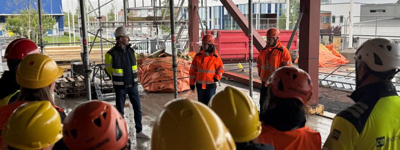 Dagens bjälklagsfest blev ett uppskattat inslag för de närvarande och ett tillfälle att lyfta fram samverkan i det fortsatta byggarbetet. Foto: ByggArvid