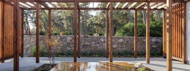 White Arkitekter,  Skogskapellet . Förgård vid visning. Foto Henrik Rosenqvist