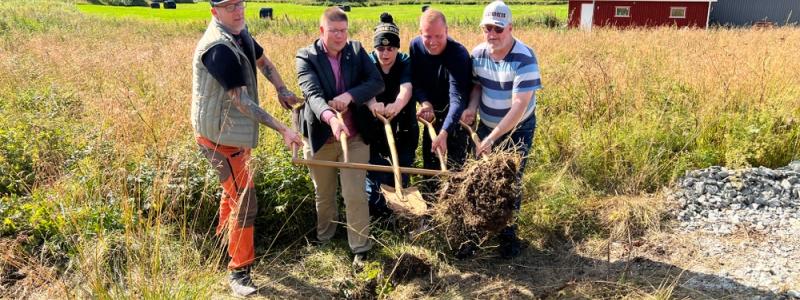 Spadtagsceremoni i Funäsdalen. Från vänster: David Butchert (Lärkängens Bygg), Lars Gunnar Nordlander (kommunalråd, Härjedalens kommun), Johan (framtida hyresgäst på boendet), Robin Berkhuizen (VD, Emrahus) och Jonny (framtida hyresgäst på boendet)