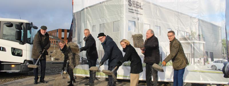 Vid dagens första spadtag medverkade bland andra näringsminister Karl-Petter Thorwaldsson, Sven-Erik Österberg, landshövding i Stockholms län, Pia Sandvik, vd RISE, Rémy Kolessar, chef för avdelningen Forskning, innovation och affärsutveckling på Energimyndigheten, Magnus Mackaldener, Head of Electrification Development Scania Group, Jan Persson, vd Kilenkrysset och Gunilla Lindstedt, kommunstyrelsens ordförande i Nykvarns kommun. Foto: Kilenkrysset