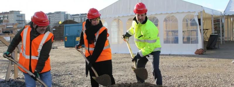 Kommunstyrelsens ordförande Katrin Stjernfeldt Jammeh tar det symboliska första spadtaget tillsammans med Juan-Tadeo Espitia, ordförande gymnasie- och vuxenutbildningsnämnden och Magnus Persson, vice vd Skanska Sverige. Foto: Malmö stad