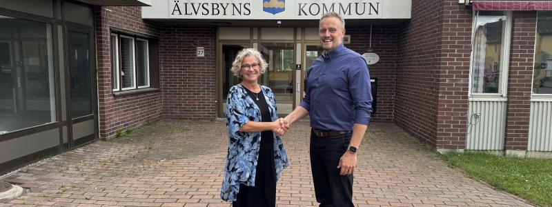 Yvonne Westerlund, konceptägare för Vivum på Riksbyggen och kommunstyrelsens ordförande Johan Dahlqvist. Foto: Riksbyggen