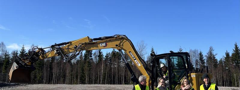 På bilden syns Malin Claesson Stenström, vd CA Fastigheter, Markus Gebauer, Nordenchef Zeppelin samt Växjös näringslivschef Jessica Johannesson och ordförande i samhällsbyggnadsnämnden, Otto Lindlöf. Fotograf: Zeppelin Sverige