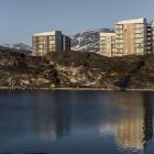 Från bostäderna kan man se ut över sjön Qallussuaq och mot sydost det ikoniska fjället Ukkusissat. Bildrättigheter: Rockpanel