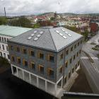 Valet av skiffer från wienerberger till tak och fasad blev centralt för visionen: ett levande material med textil känsla – ett subtilt eko av Borås textila arv. (Foto: R3 Studio)