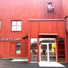 Den naturnära omgivningen har präglat gestaltningen, med träfasader och kulörer inspirerade av traditionella byggnader. Interiört har barnens perspektiv varit centralt. (Foto: Gerflor)
