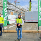 Byggstarten markerades med ett symboliskt modullyft. Personer fr. vänster. projekt- och anbudschef Andreas Ölmeby, entreprenadchef Jesper Tomasini. Båda från Derome BoPartner. Patrik Westin, vd Derome Fastighet. Pressbild: Derome