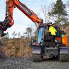 Tekniknämndens ordförande Monica Neptun rattade den eldrivna grävmaskinen. Foto: ByggDialog
