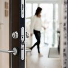 Kraven på hur utrymningsdörrar ska vara utformade har utformats för att säkerställa att de kan användas av de personer som kan förväntas behöva använda dem vid brand. Foto: Diplomat dörrar