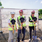 Spadtaget togs av Håkan Falck, ordförande i AB Vänersborgsbostäders styrelse, Dan Nyberg, ordförande i socialnämnden, samt Niklas Eriksson, projektchef på ByggDialog AB. Pressbild: ByggDialog