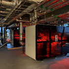 Energy Machines™ värmepumpsenergicentral på Alpha Backaplan i Göteborg, ytterligare en fastighet inom Skandia Fastigheter. Värmepumparna lyser rött i värmeläge och blått i kylläge.