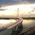 Kronbergsbron blir en betongdäckad samverkansbro i form av en snedkabelbro kombinerad med balkbro. Den totala längden kommer att vara cirka 1 200 meter, vilket gör den till en av de längsta broarna i sitt slag i Finland. Illustration: WSP Helsinki/Knight Architects