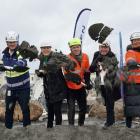 På plats vid spadtaget fanns representanter från Förbo, Nordr, T-Byggen Sverige AB, Härryda kommun samt blivande köpare och intressenter. Pressbild: Förbo
