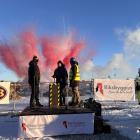 Från vänster: Staffan Jansson, kommunstyrelsens ordförande i Västerås, Torbjörn Jonsson, blivande boende i Brf Kopparvalvet, Jon-Emil Blomstedt, avdelningschef hos entreprenören HMB Construction AB. Pressbild: Riksbyggen