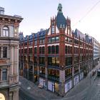 YIT genomförde nyligen en totalrenovering av denna byggnad på Alexandersgatan i Helsingfors centrum. Över 80 procent av rivningsmaterialet återvanns eller återanvändes direkt på byggarbetsplatsen – exempelvis koppartak, marmorplattor, tegel med mera. Tack vare effektiv källsortering bestod endast 1 procent av byggavfallet av blandavfall. Återbrukade material köptes bland annat in från konkursbon. Energieffektiviteten förbättrades och energiförbrukningen minskade med 30 procent. Projektet genomfördes i enlighet med EU:s taxonomiförordning. Foto: YIT