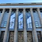 Jubileumsveporna pryder fasaden efter vårens firande av Konserthusets första 100 år.

Foto: Ahlqvist & Almqvist Arkitekter