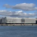 Trots att huset innehåller både kontor och hotell är stora delar av byggnaden öppna för allmänheten. På det nedersta planet finns publika foajéer, café och restauranger. På taket finns terrassytor och en bar med utsikt över hamninloppet och Finska viken. Foto: Wikipedia Common Lic, kredit: Vadelmavene