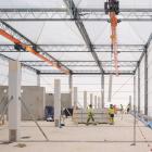 Bjälklag i KL-trä, pelare av limträ och stålbalkar bär den nya byggnaden. Foto: Anders Lipkin