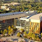 Byggnaden får fem våningar och en total yta på cirka 61 000 kvadratmeter. Där samlas flera verksamheter inom Wadsworth Center, ett av USA:s viktigaste statliga laboratorier för offentlig hälsa. Bild: Arkitekt- och designpartner HOK