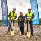 Första spadtaget. Foto: Logicor