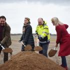 På bilderna från dagens spadtag syns från vänster: Sebastian Jaktling, ordförande i kultur- och fritidsnämnden i Lunds kommun, Sara van Lunteren, fastighetschef på serviceförvaltningen i Lunds kommun, Joachim Magnusson, vd på NOVAB, Åsa Hallbergsson, ordförande i Lunds Civila Ryttarförening. Foto: Lunds kommun